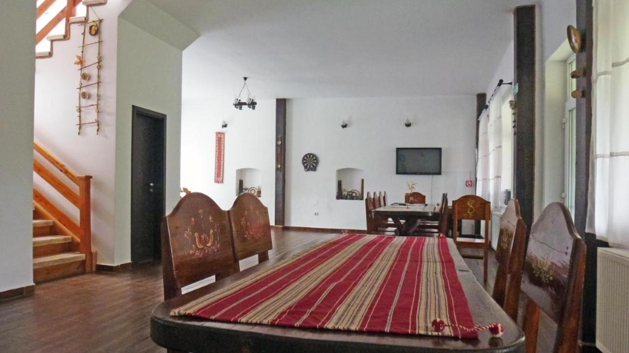 Sura Pietrei Craiului Hotell Zărneşti Eksteriør bilde